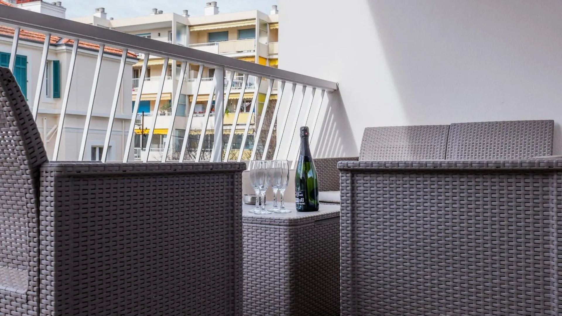 2-Room Apartment With Terrace Close To The Center Cannes